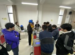 各组协做完成工业机械人的编程及实操任